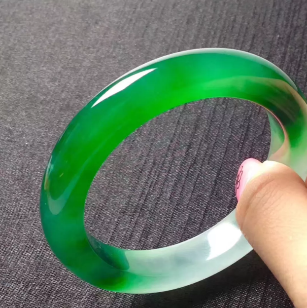 翡翠价格2015年行情与现在比较怎么知道翡翠水口呢？   第2张