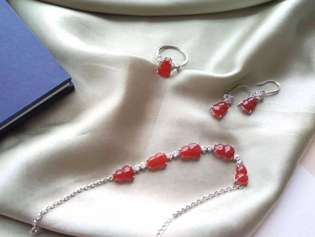 翡翠手镯起胶感什么是红翡？为何有“万翠易得，一翡难求”的说法  第1张