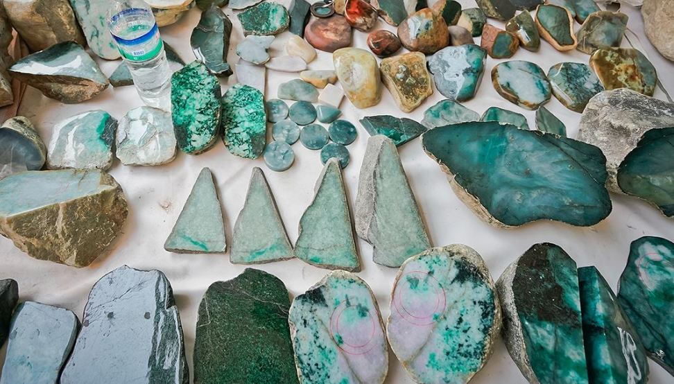 疫情持续蔓延，缅甸玉石批发市场再次关闭，翡翠价格又要上涨？  第5张