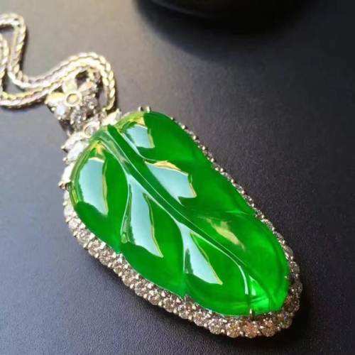 在珠宝界有一种翡翠叫铁龙生，同样是阳绿价值相差万里，你知道么  第2张