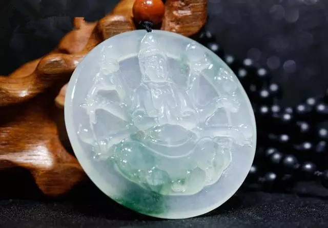 18k金和田玉项链小小翡翠拍出天价，这质地没谁了！  第1张