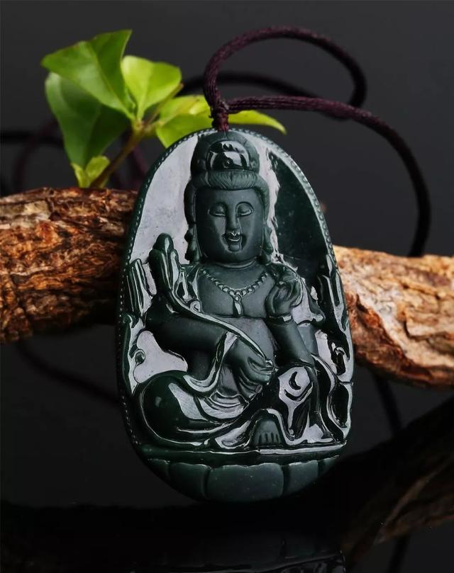 高级翡翠鉴定师绿到发黑的墨翠你见过吗？墨翠挂件的价格如何？  第11张