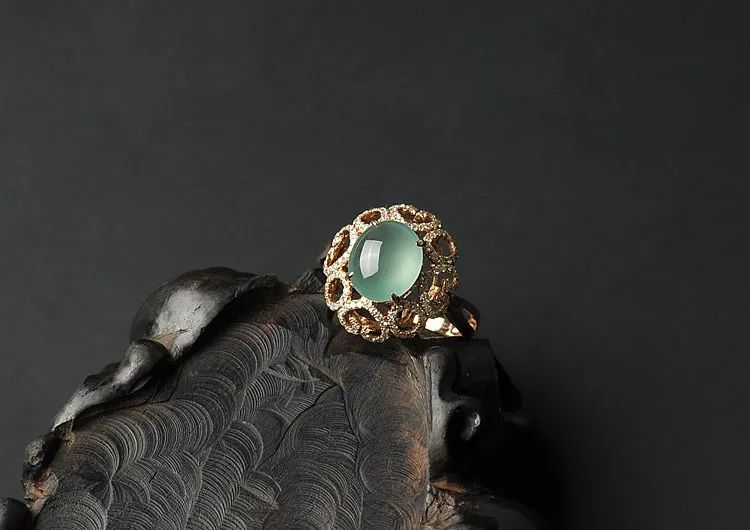 瓷白翡翠手镯图片听说晴水翡翠价格暴跌？真相就在这里！  第2张