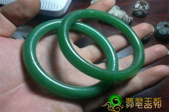 怎么分辨翡翠手镯好坏?如何鉴别翡翠手镯好坏   第3张