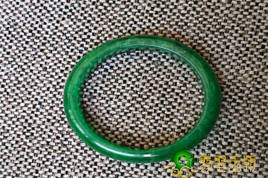 缅甸翡翠原石蒙包料翡翠玉镯种类你知道多少?翡翠手镯种类有几种   第3张