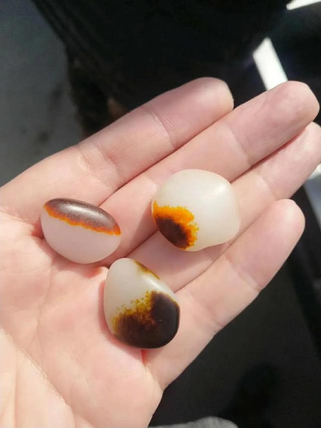 翡翠原石玻璃种飘雪花和田玉价格一路上涨，是人为炒作吗？  第1张