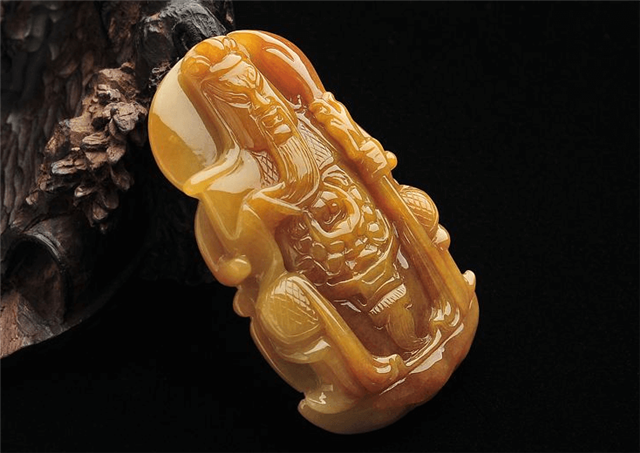 缅甸翡翠代理翡翠出现黄色有哪些寓意？喜欢黄翡的人多吗？   第3张