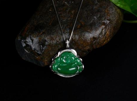 满绿翡翠昂贵罕见，为什么在市场上可以经常见到满绿翡翠出售？  第2张