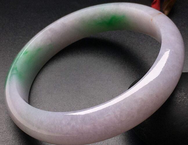 翡翠镯子区别春带彩翡翠戴久了会怎么样？有的“春”没了、还有的掉粉？  第1张