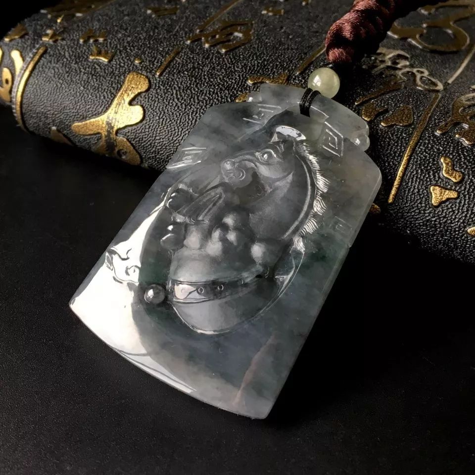 乌鸡种翡翠到底是不是“黑马”？它目前的市场前景如何呢？乌鸡种翡翠到底是不是“黑马”？它目前的市场前景如何呢？  第2张