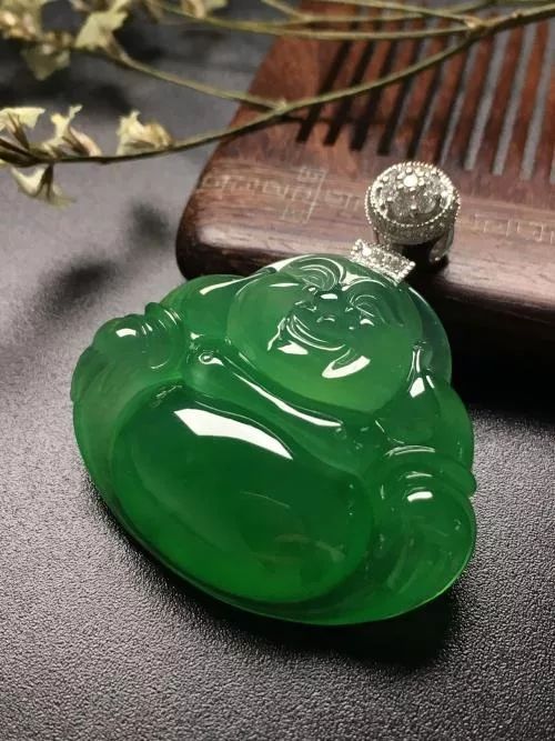 玉佛吊坠价格和图片老坑玻璃种翡翠价格高吗？怎么评价老坑玻璃种翡翠？  第9张