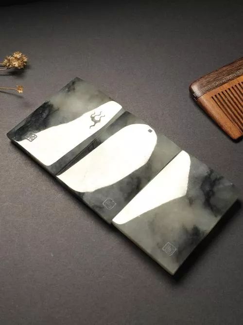 乌鸡种翡翠到底是不是“黑马”？它目前的市场前景如何呢？乌鸡种翡翠到底是不是“黑马”？它目前的市场前景如何呢？  第11张