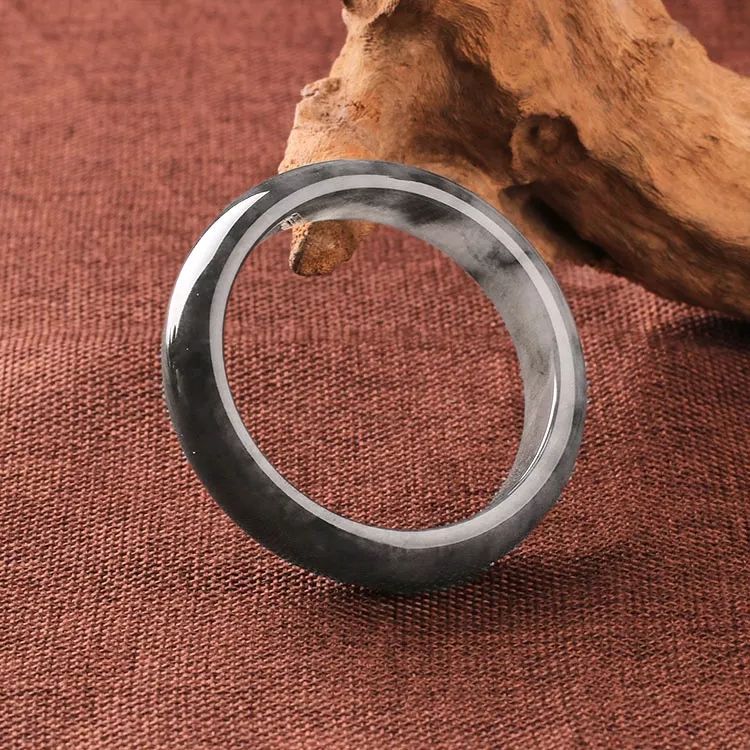 乌鸡种翡翠到底是不是“黑马”？它目前的市场前景如何呢？乌鸡种翡翠到底是不是“黑马”？它目前的市场前景如何呢？  第12张