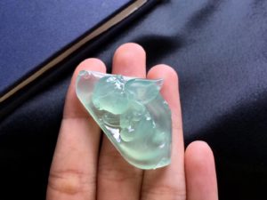 翡翠毛料报价表晴水背景色翡翠天使宝贝牌坠   第3张