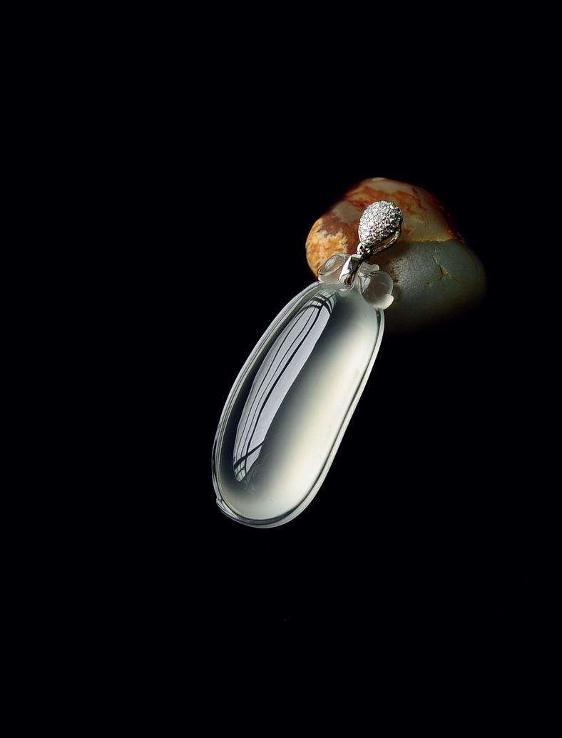 翡翠手镯怎样标价老坑玻璃种竟然卖白菜价：差的雕刻工艺让好翡翠一文不值  第1张