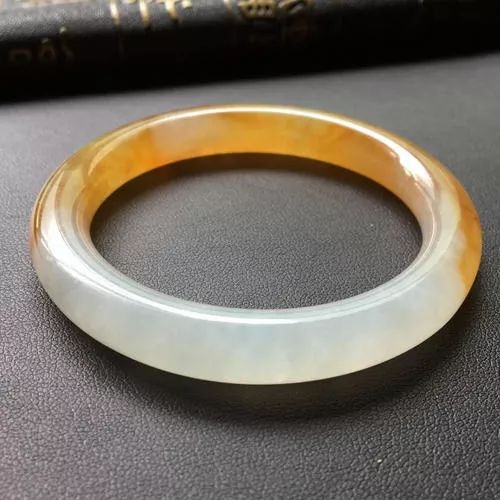 黄翡手镯的价格怎么样？我们该如何挑选翡翠手镯？  第2张