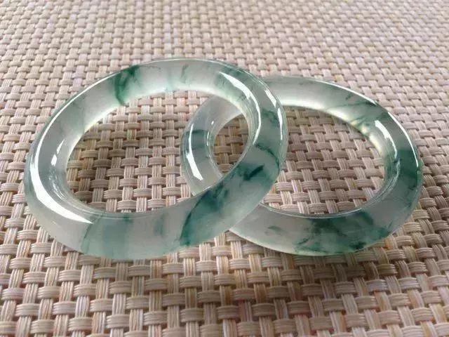 揭阳翡翠手镯批发冰糯种翡翠的价格如何？它属于什么档次？  第4张