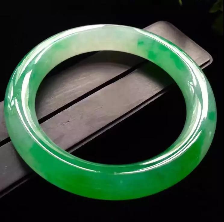 老翡翠的收藏想买翡翠手镯，又不懂价？进来粗略了解翡翠价格，再也不怕被坑  第4张