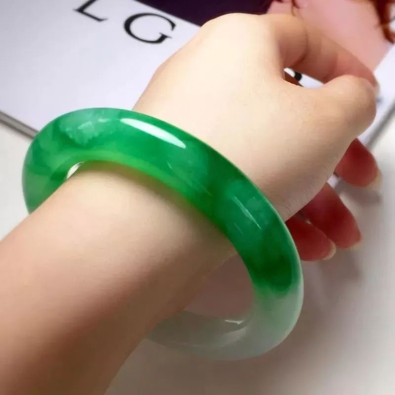 满绿翡翠一定值钱吗？满绿翡翠手镯贵在哪里？  第8张