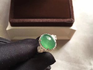 白冰种翡翠价格行情冰灵莹润的翡翠戒指种很老且细致盈润   第4张