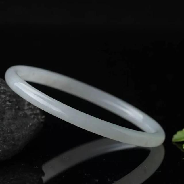 翡翠吊坠冰种价格冰种翡翠玉镯的价格如何？冰种翡翠是性价比最高的翡翠吗？  第10张