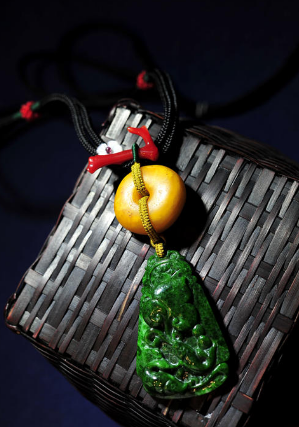 铁龙生翡翠值得买吗？它是少数颜色很美价格还十分实惠的翡翠！  第22张