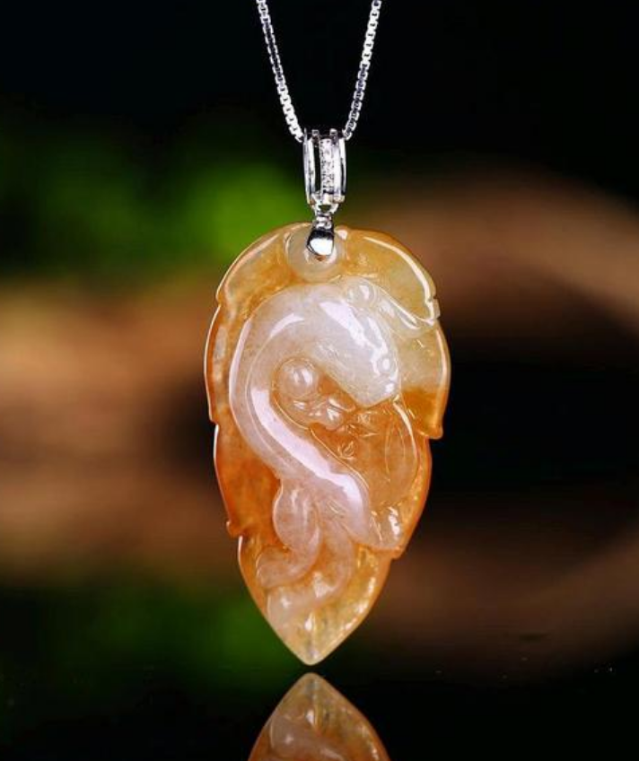 翡翠吊坠的鉴定风格庄严大气，被视为权力和财富的象征，黄翡的价格仍十分实惠  第19张