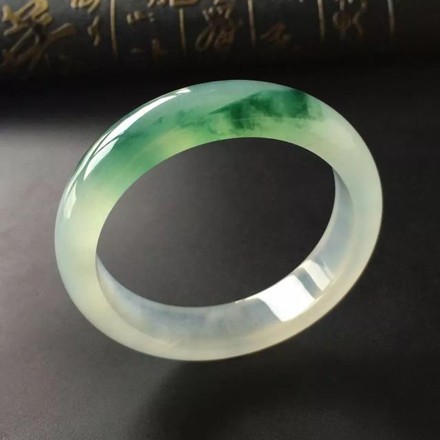 翡翠吊坠冰种价格冰种翡翠玉镯的价格如何？冰种翡翠是性价比最高的翡翠吗？  第5张