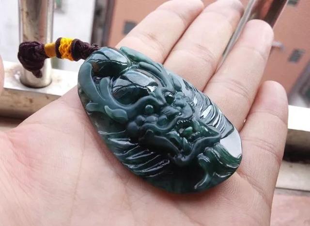 老蓝水翡翠的价格怎么样？为什么老蓝水翡翠是黑的？  第1张