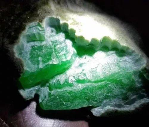 翡翠手镯真实故事欧美珠宝公司暂停采购缅甸珠宝，是行情冷淡？还是供不应求？  第3张