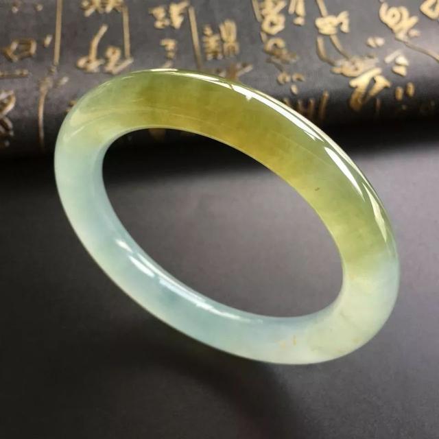 翡翠吊坠冰种价格冰种翡翠玉镯的价格如何？冰种翡翠是性价比最高的翡翠吗？  第1张