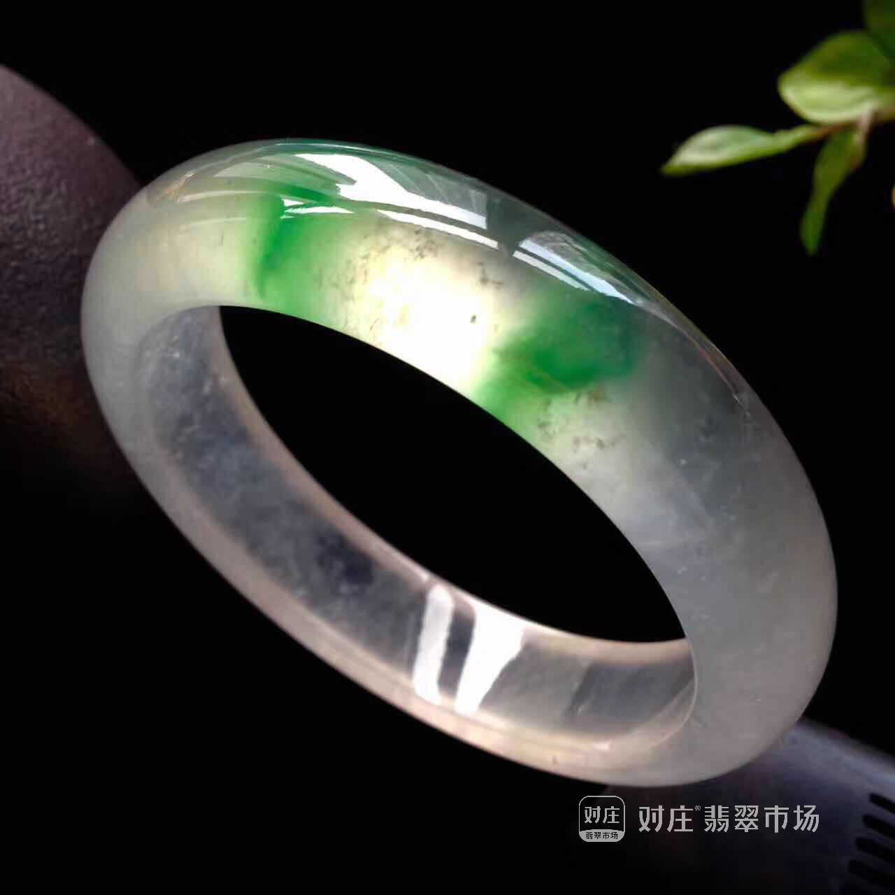 翡翠镯子缺陷能买么？ 