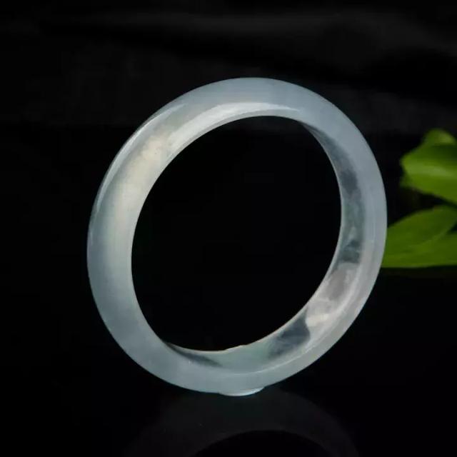 2019年翡翠价格走势分析！听听业内行家怎么说  第1张