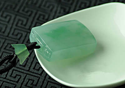 翡翠方牌是什么意思？翡翠方牌挂件好看吗？   第2张