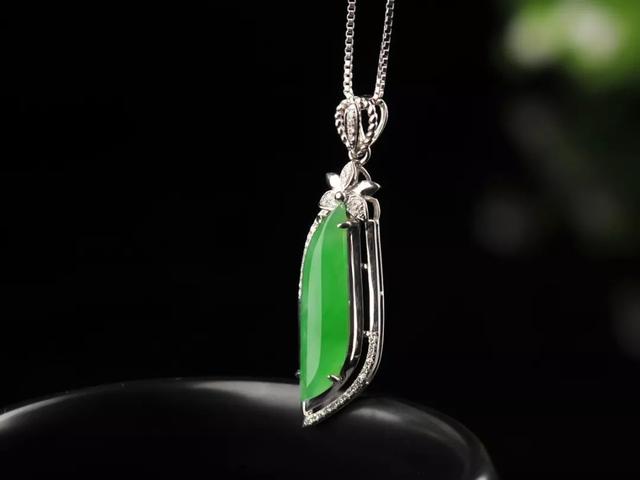 冰蓝翡翠手镯图片阳绿翡翠怎么样？a货阳绿翡翠手镯价格为什么那么贵？  第1张