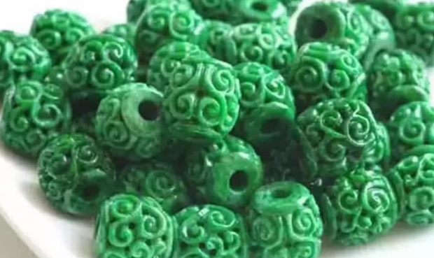 翡翠手镯阳绿飘花今天教朋友们认清翡翠的“三青三水”，买玉不吃亏  第2张