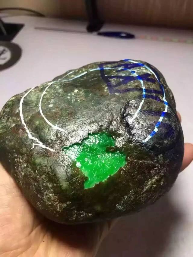 千万翡翠手镯 小伙赌石技巧有哪些比较常见 赌石应该注意什么   第1张