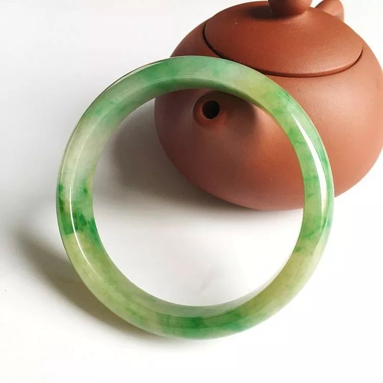 极品翡翠我们该如何看待黄加绿翡翠的市场价格的高低？  第10张