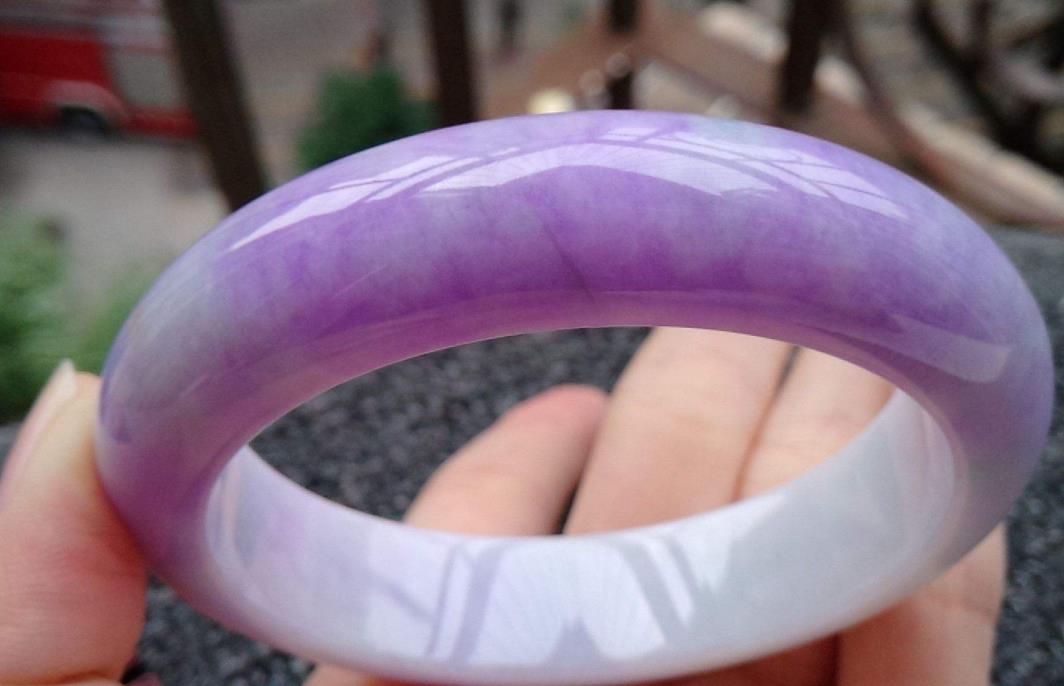 绿得发黑的翡翠原石去缅甸购买翡翠值得吗？缅甸的翡翠可不一定优质！   第1张