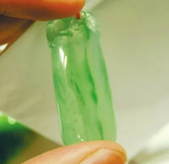 金丝成线谱华章,金丝入翠抒玉境——金丝种翡翠 第17张