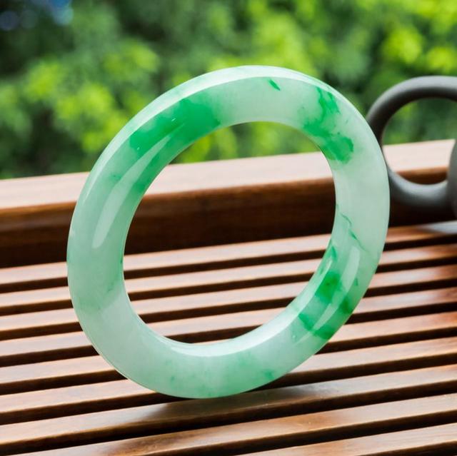 同是糯种翡翠，为什么价格差距那么大？原来翡翠还可以这样细分  第8张