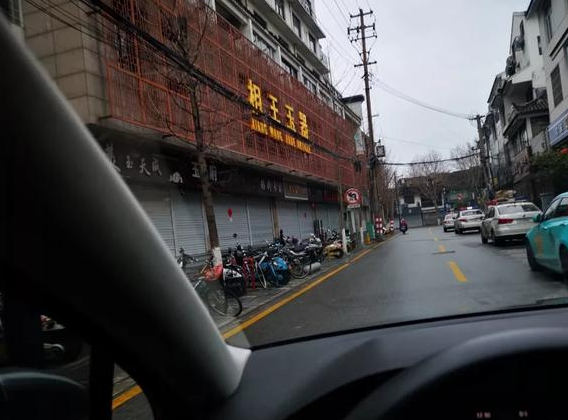 七彩云南翡翠水分疫情下的和田玉市场：市场空荡，货源紧张  第5张