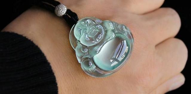 翡翠原石求本色以绿为尊，“色差一分，价差天与地“  第6张