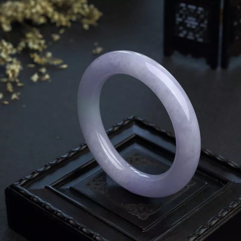 春带彩翡翠手镯价值高吗？为什么它会出现“见光死”现象  第10张