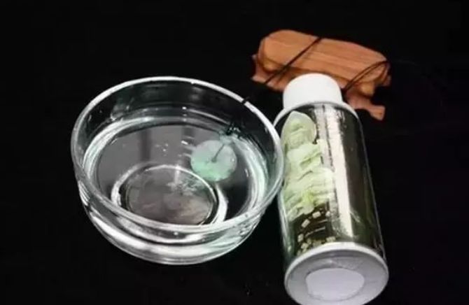 瓷白翡翠手镯图片听说晴水翡翠价格暴跌？真相就在这里！  第9张