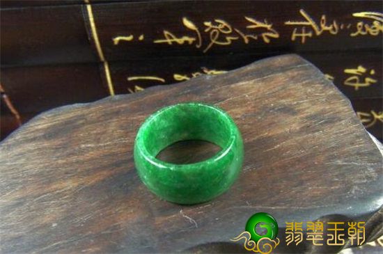 高端翡翠饰品什么样石头会出翡翠？翡翠是从什么样石头出来的？   第2张