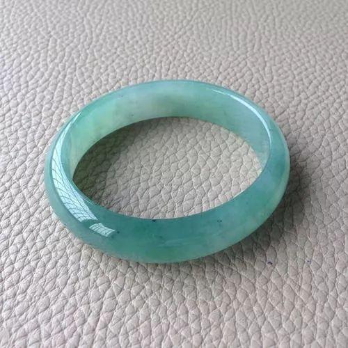 翡翠给人的感觉糯冰翡翠手镯颜值高、价格低，难怪成了女性朋友眼中的“白月光”  第4张
