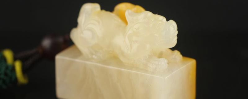 翡翠原石种怎么看貔貅趴在如意上的寓意   第2张