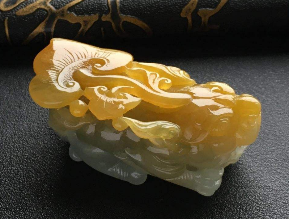 翡翠吊坠的鉴定风格庄严大气，被视为权力和财富的象征，黄翡的价格仍十分实惠  第29张