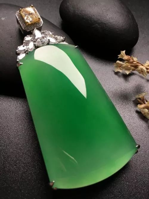 黄翡的价格高吗？黄翡与绿翡翠，哪种更好？  第4张
